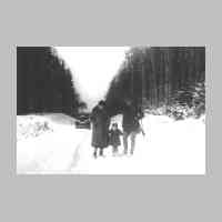 023-0011 Forstmeister Karl Graumann mit seiner Frau Elisabeth und seiner Tochter im Winter 1932 auf der Reichsstrasse..jpg